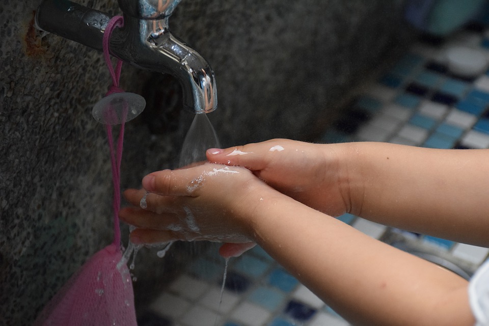 washing hands lavare le mani